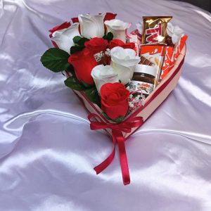 Composition Florale en Cœur – Roses Artificielles et Douceurs Chocolatées