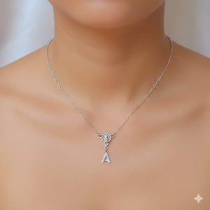 Collier acier inoxydable sainte vierge porté au cou avec une lettre qui viens ornée la fin de la vierge