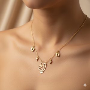 Collier de maternité en or avec pendentif artistique maman-enfant, cœur gravé Love et quatre charms pieds de bébé sur une chaîne fine."
