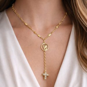 Collier acier inoxydable religieux st vierge dorée Collier chapelet doré en acier inoxydable avec médaille de la Vierge et croix sertie de strass brillants.