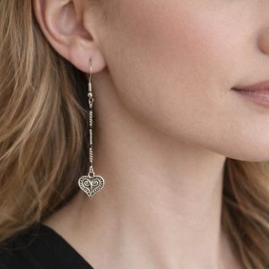 "L'Étreinte du Cœur" – Boucles d'oreilles argentées avec cœurs en filigrane.