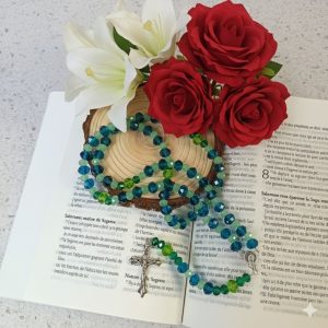 L’Harmonie du Verre : Mon Chapelet Artisanal aux Reflets Aquatiques