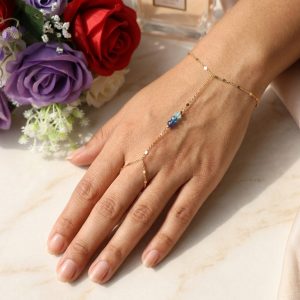 Éclats de Verre Bleu et Croix Subtiles