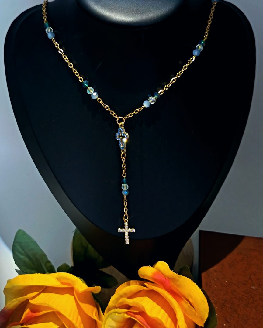 Un Bijou d’Exception : Le Collier Chapelet en Acier PVD Or et Perles de Verre Bleues 1 collier pvd