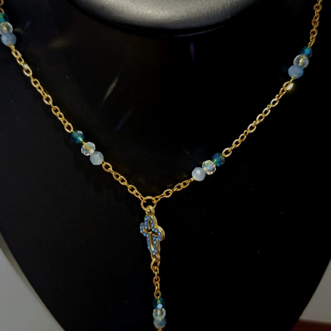 Un Bijou d’Exception : Le Collier Chapelet en Acier PVD Or et Perles de Verre Bleues 3 Un Bijou d’Exception : Le Collier Chapelet en Acier PVD Or et Perles de Verre Bleues – Image 3