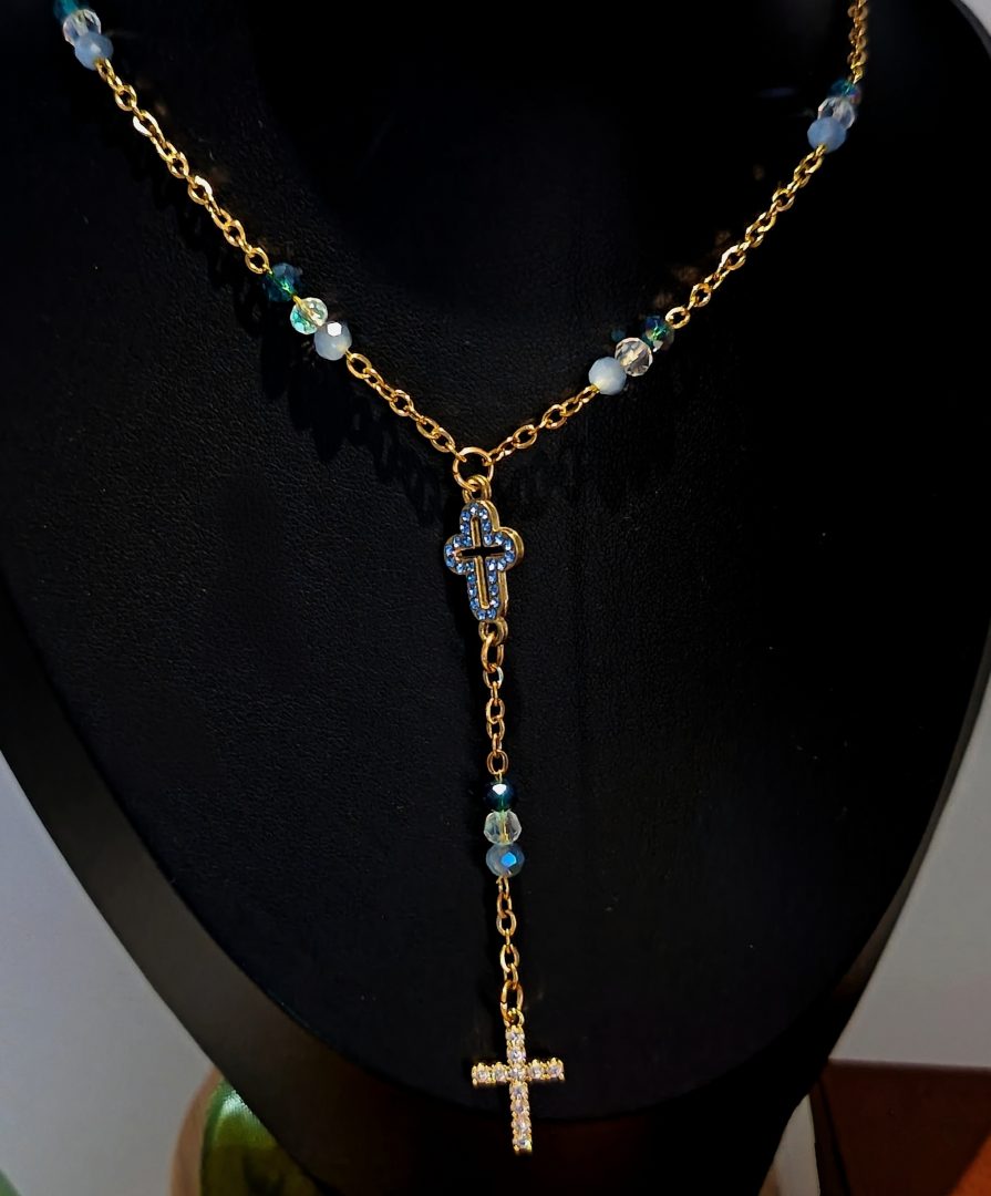 Un Bijou d’Exception : Le Collier Chapelet en Acier PVD Or et Perles de Verre Bleues 2 Un Bijou d’Exception : Le Collier Chapelet en Acier PVD Or et Perles de Verre Bleues – Image 2