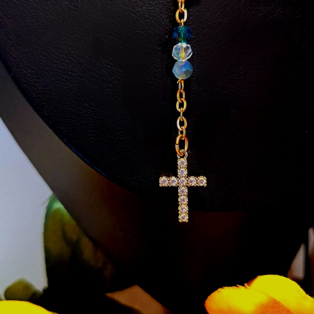 Un Bijou d’Exception : Le Collier Chapelet en Acier PVD Or et Perles de Verre Bleues 4 Un Bijou d’Exception : Le Collier Chapelet en Acier PVD Or et Perles de Verre Bleues – Image 4